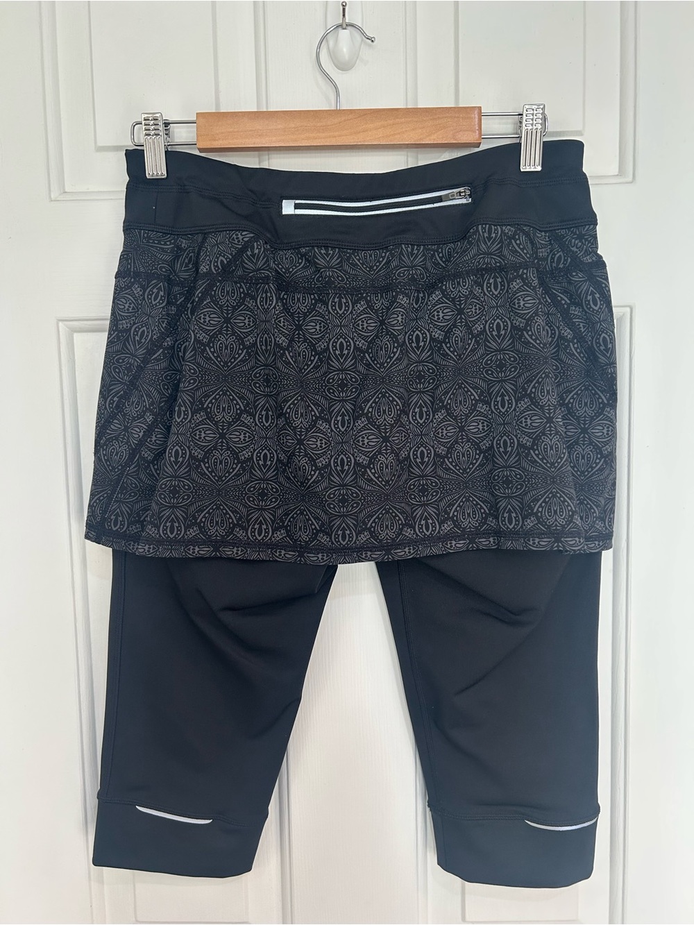 Athleta Skirted Capri Leggings Black Grey Printed Skort Crop Pants M - Picture 3 of 9